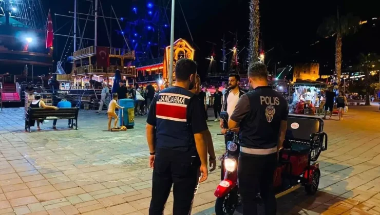 Alanya’da Yaya Trafiğini Tehlikeye Düşüren Motosiklet Sürücülerine Cezai İşlem