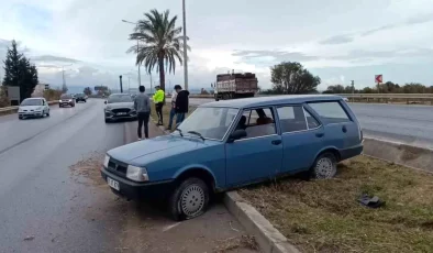 Manavgat’ta Lastiği Patlayan Tofaş Refüje Uçtu