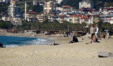 Alanya’da Turist Akını: Sıcak Hava Plajları Doldurdu