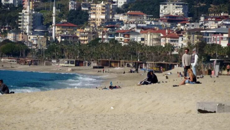 Alanya’da Turist Akını: Sıcak Hava Plajları Doldurdu